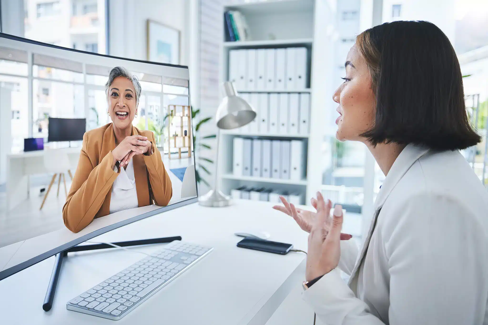 Manager conducts a virtual performance review with an employee, highlighting the importance of personalized feedback, clear communication, and leveraging technology to ensure effective and engaging performance evaluations in a remote work environment.